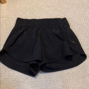 *BARLEY WORN* Black Lululemon Tracker shorts 6